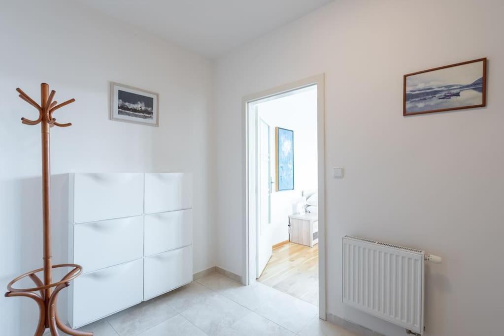 Sunny Safron Apartment Praga Exterior foto