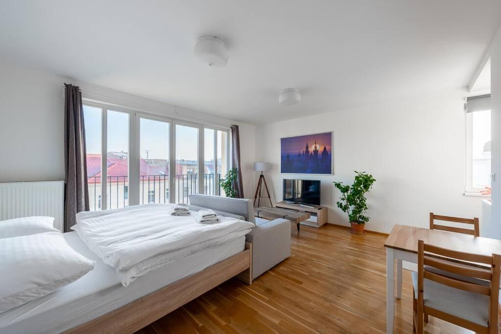 Sunny Safron Apartment Praga Exterior foto